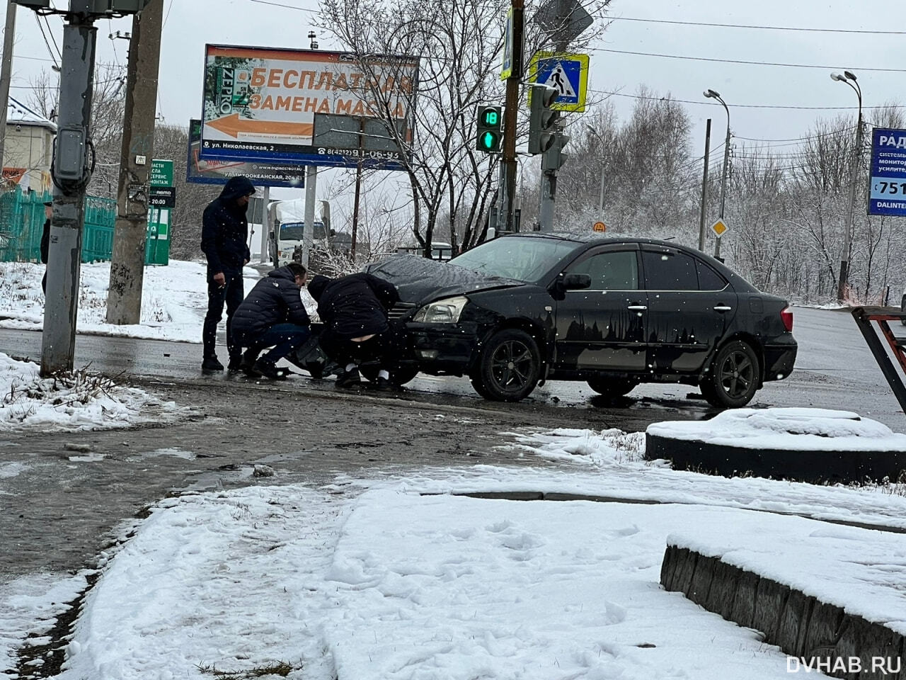 Две Toyota «собрали» забор, знак и женщину на перекрестке (ФОТО) — Новости  Хабаровска