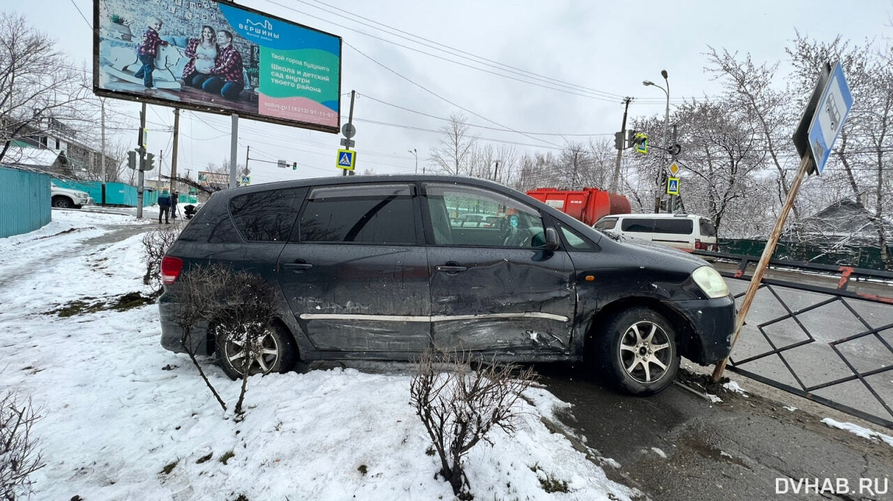 Две Toyota «собрали» забор, знак и женщину на перекрестке (ФОТО) — Новости  Хабаровска