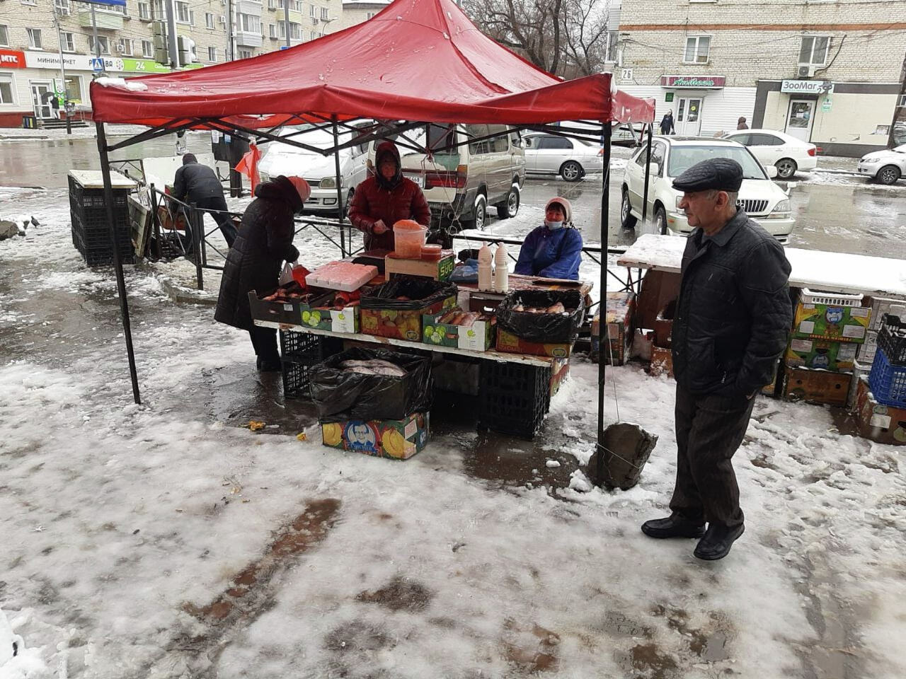 Просрочку и опасную рыбу продают на улице в Железнодорожном районе (ФОТО) —  Новости Хабаровска