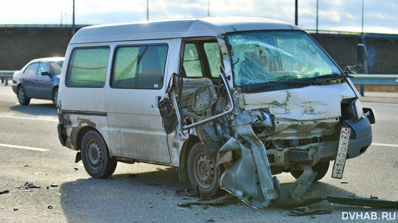 В стоящий на обочине УАЗ врезался Nissan Vanette на трассе 