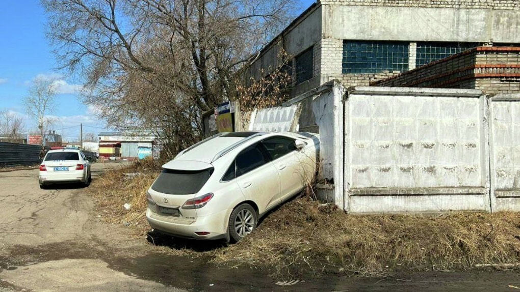 Комсомольск на амуре 2023 год. Машина в заборе. Плохой забор. Урожайная 3 Комсомольск на Амуре. Авария Хабаровск Комсомольск.