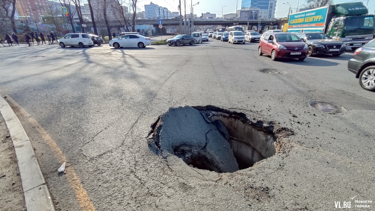 Во Владивостоке на Некрасовской под колёсами гружёного самосвала  провалилась дорога – Новости Владивостока на VL.ru