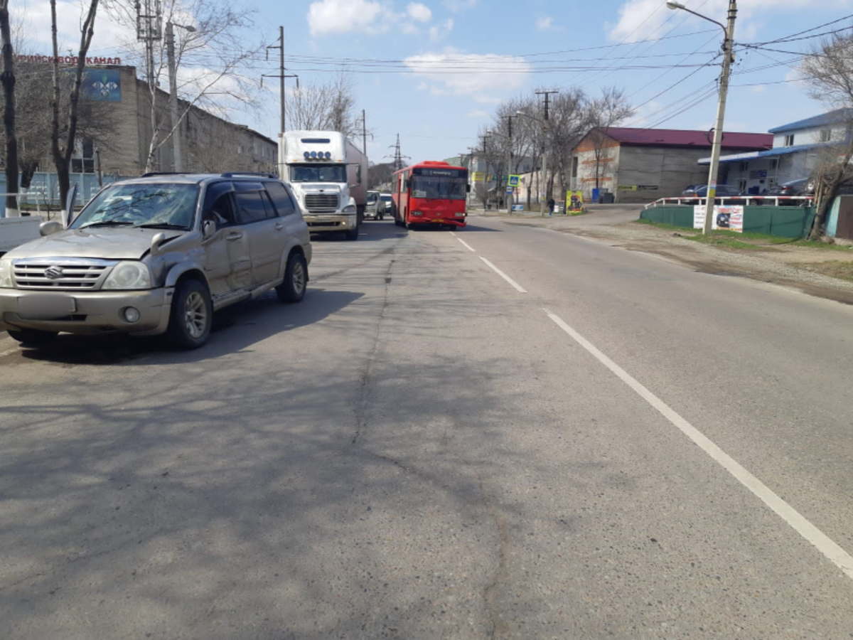 В Приморье в один автобус с пассажирами врезался внедорожник, у другого на ходу  лопнуло колесо – Новости Владивостока на VL.ru