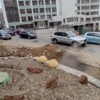 Масштабные разрытия затронули весь тротуар, обходить приходится по проезжей части, где машины лавируют между старыми ямами — newsvl.ru