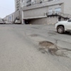 Глубокие ямы и трещины образовались вдоль дороги и на повороте от Набережной на Тигровую — newsvl.ru