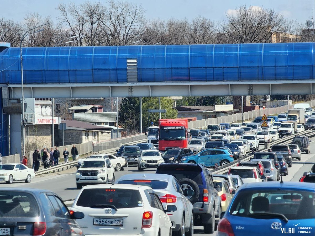 Из-за массового ДТП в районе Океанской образовалась пробка в сторону центра  Владивостока (ФОТО) – Новости Владивостока на VL.ru