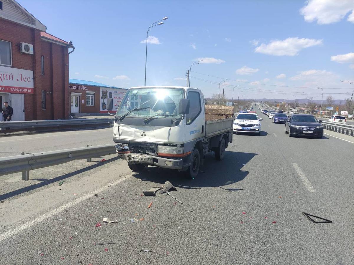 У поворота на Артём в результате ДТП сгорела Toyota Camry (ФОТО; ВИДЕО) –  Новости Владивостока на VL.ru