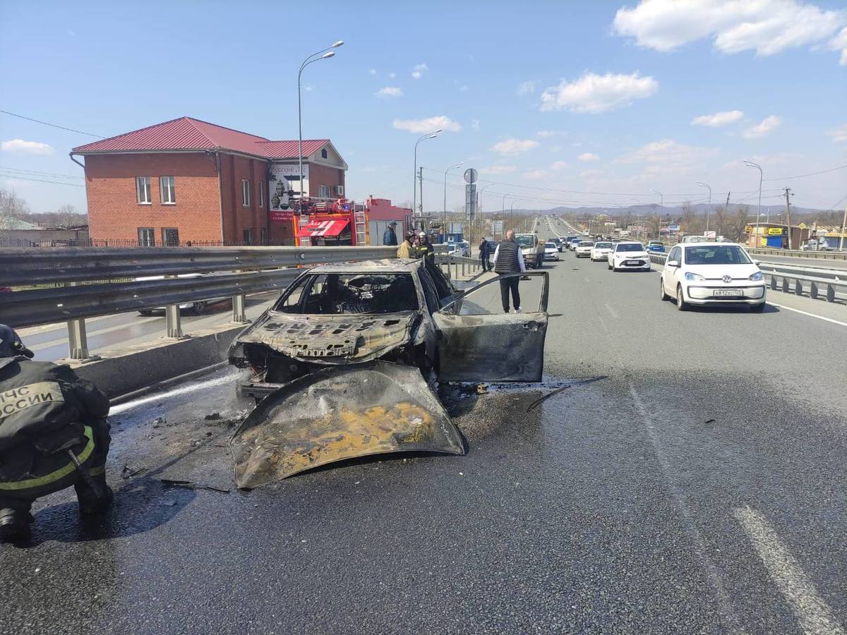 У поворота на Артём в результате ДТП сгорела Toyota Camry (ФОТО; ВИДЕО) –  Новости Владивостока на VL.ru