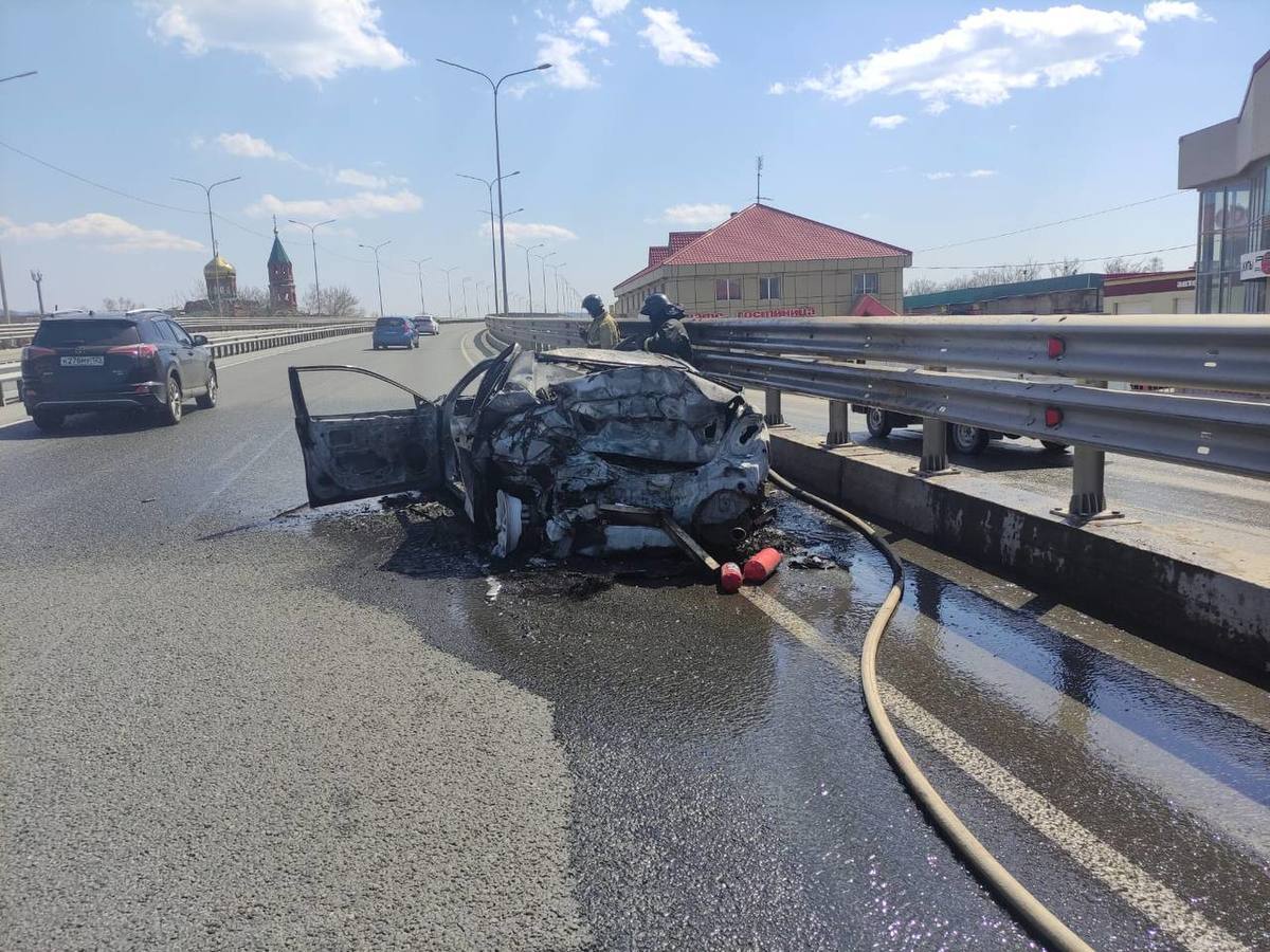 У поворота на Артём в результате ДТП сгорела Toyota Camry (ФОТО; ВИДЕО) –  Новости Владивостока на VL.ru