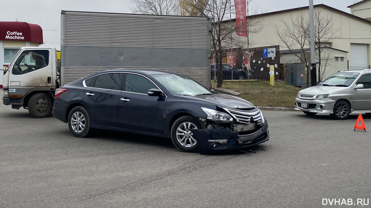 Prius и Teana столкнулись на Промышленной (ФОТО) — Новости Хабаровска