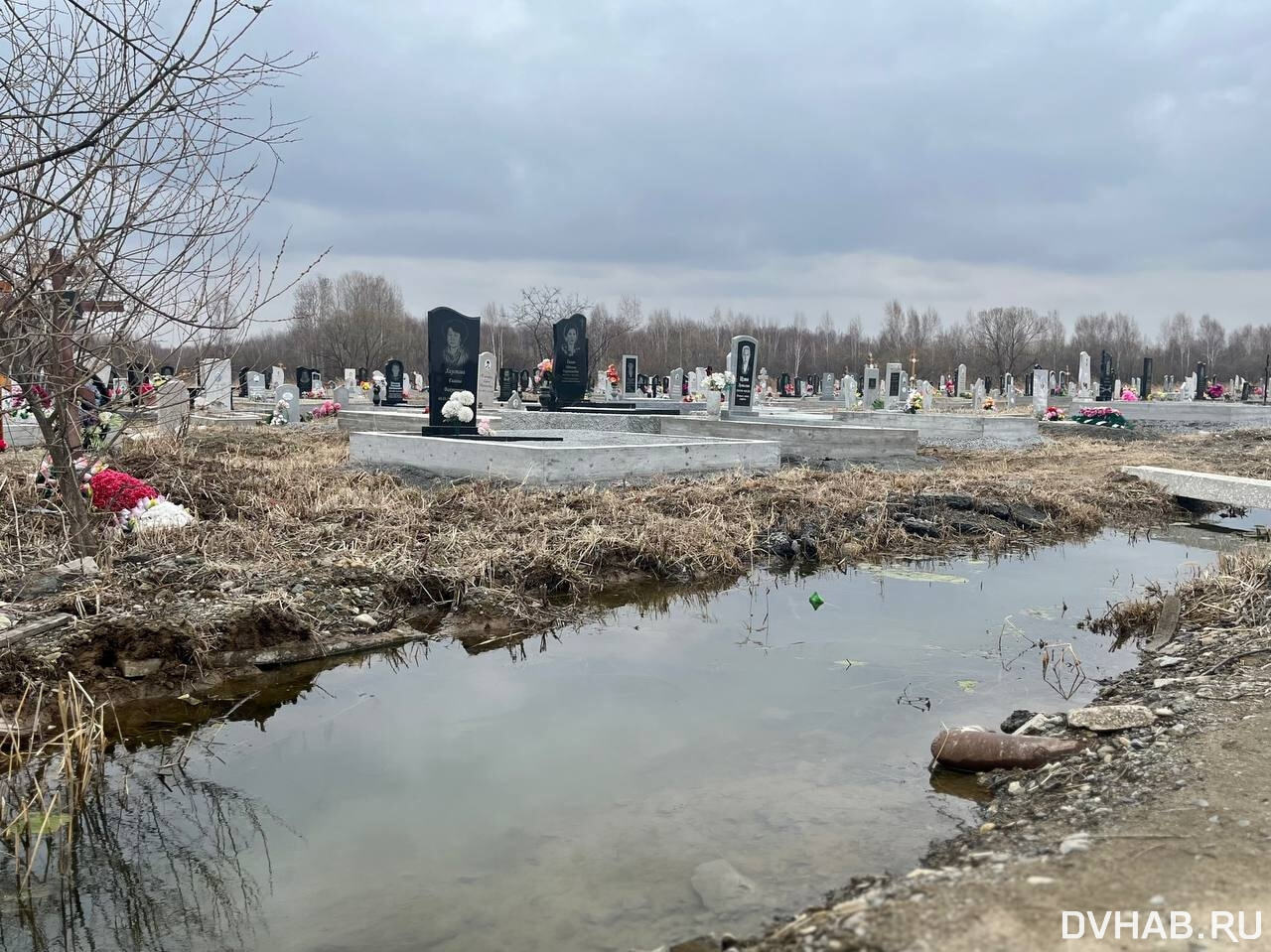 В воде и грязи утопают могилы на Матвеевском кладбище (ФОТО) — Новости  Хабаровска