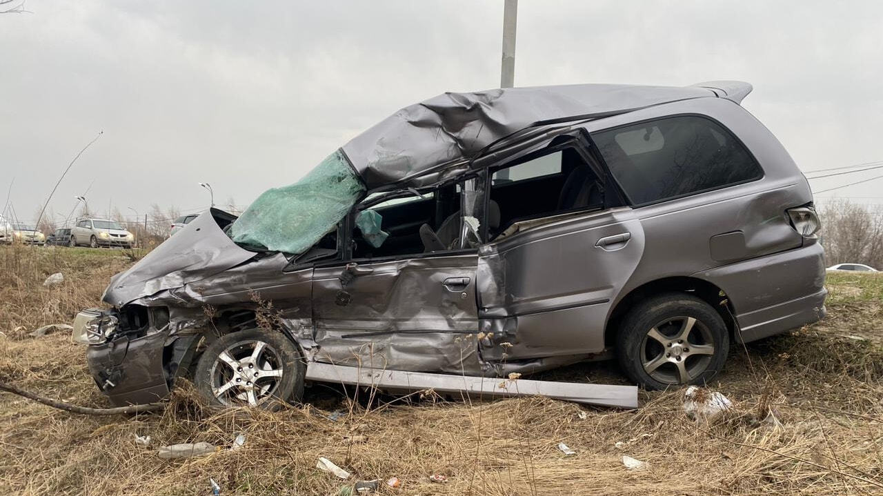 Попал под фуру на Трехгорной водитель Nissan Bassara (ФОТО; ВИДЕО) —  Новости Хабаровска