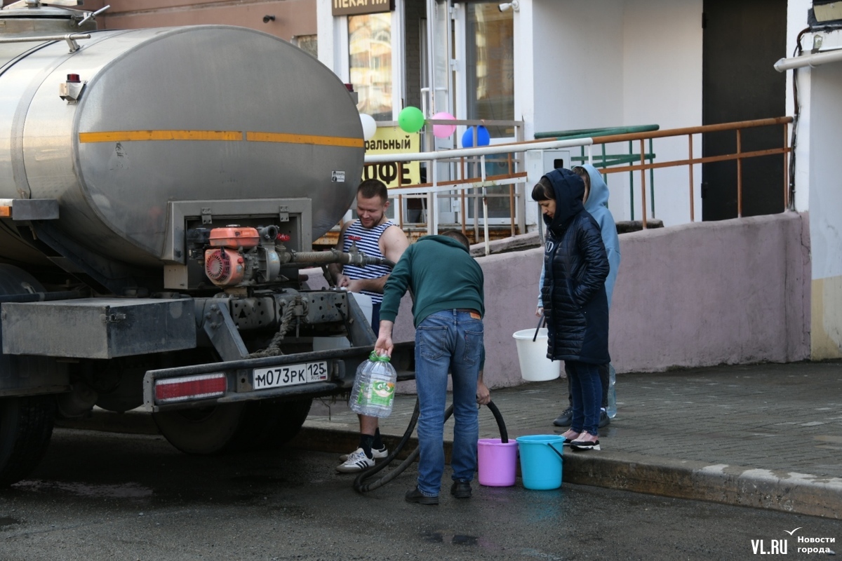 Часть домов в Снеговой Пади вторые сутки остаётся без холодной воды из-за  аварии, для жителей работает водовоз – Новости Владивостока на VL.ru