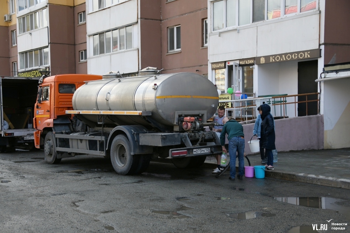 Часть домов в Снеговой Пади вторые сутки остаётся без холодной воды из-за  аварии, для жителей работает водовоз – Новости Владивостока на VL.ru