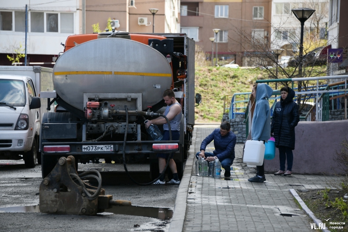 Часть домов в Снеговой Пади вторые сутки остаётся без холодной воды из-за  аварии, для жителей работает водовоз – Новости Владивостока на VL.ru