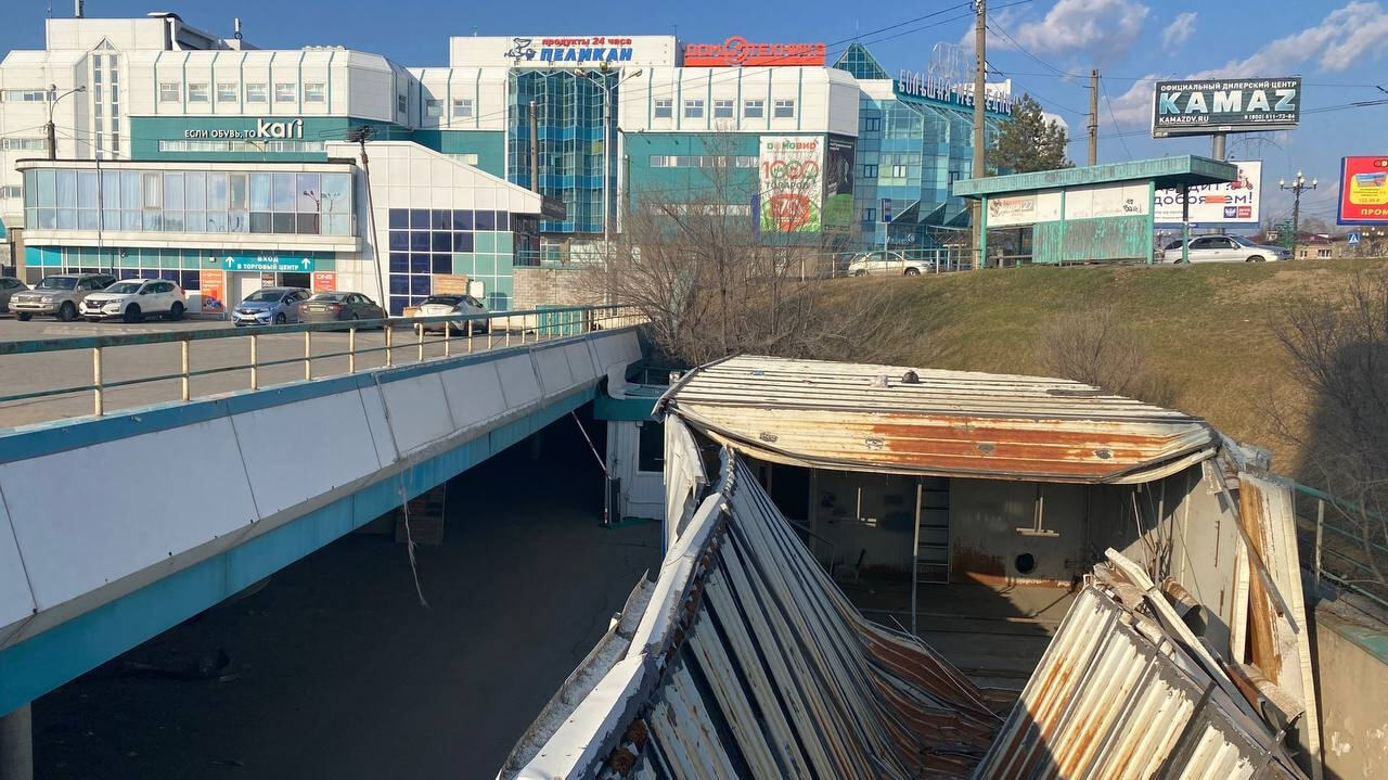 Рухнул потолок: возле парковки в ТЦ обвалилось здание (ОБНОВЛЕНИЕ; ФОТО) —  Новости Хабаровска