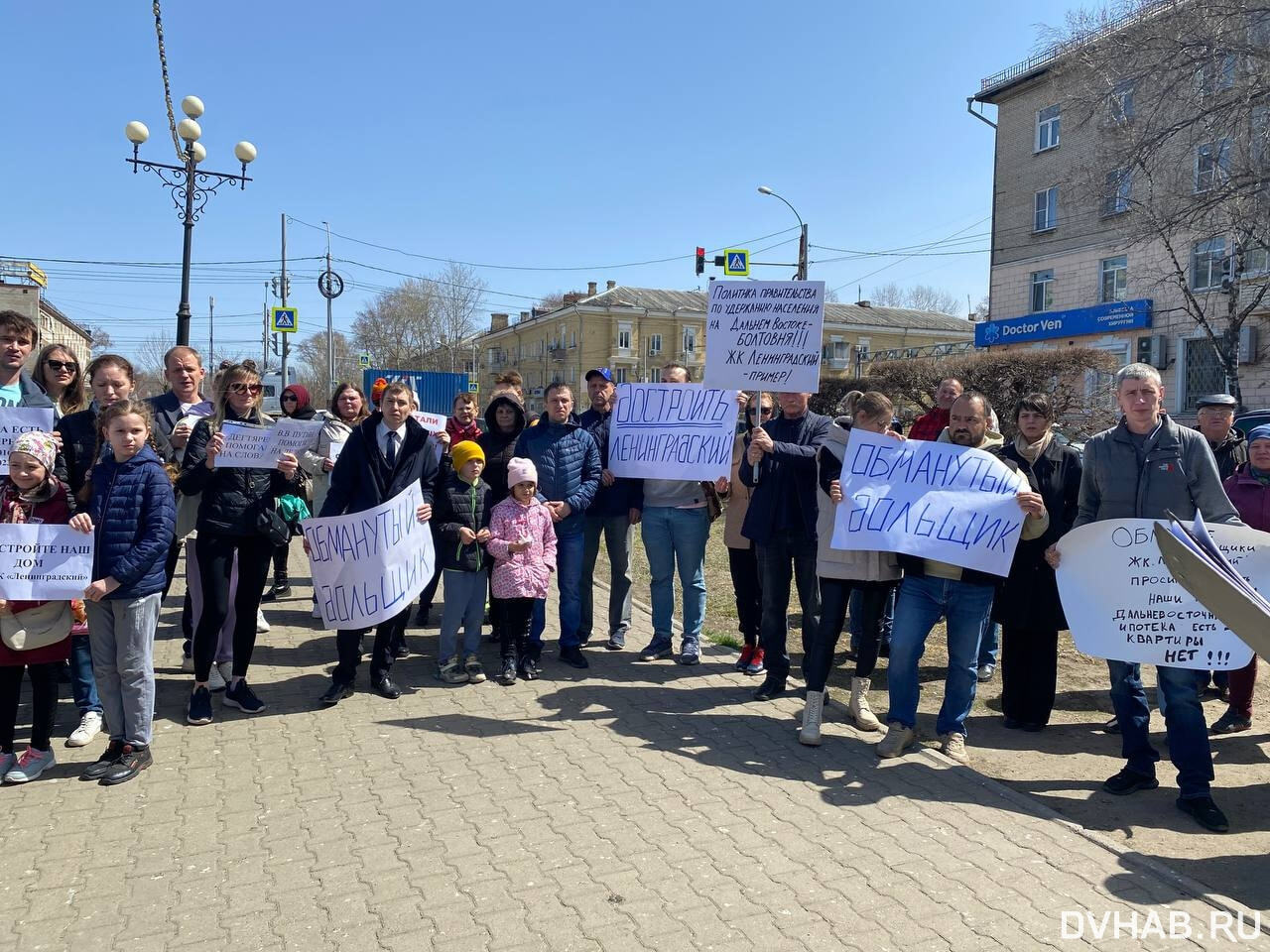 Больше не можем платить: митинг дольщиков ЖК «Ленинградский» прошел в  Хабаровске (ФОТО) — Новости Хабаровска