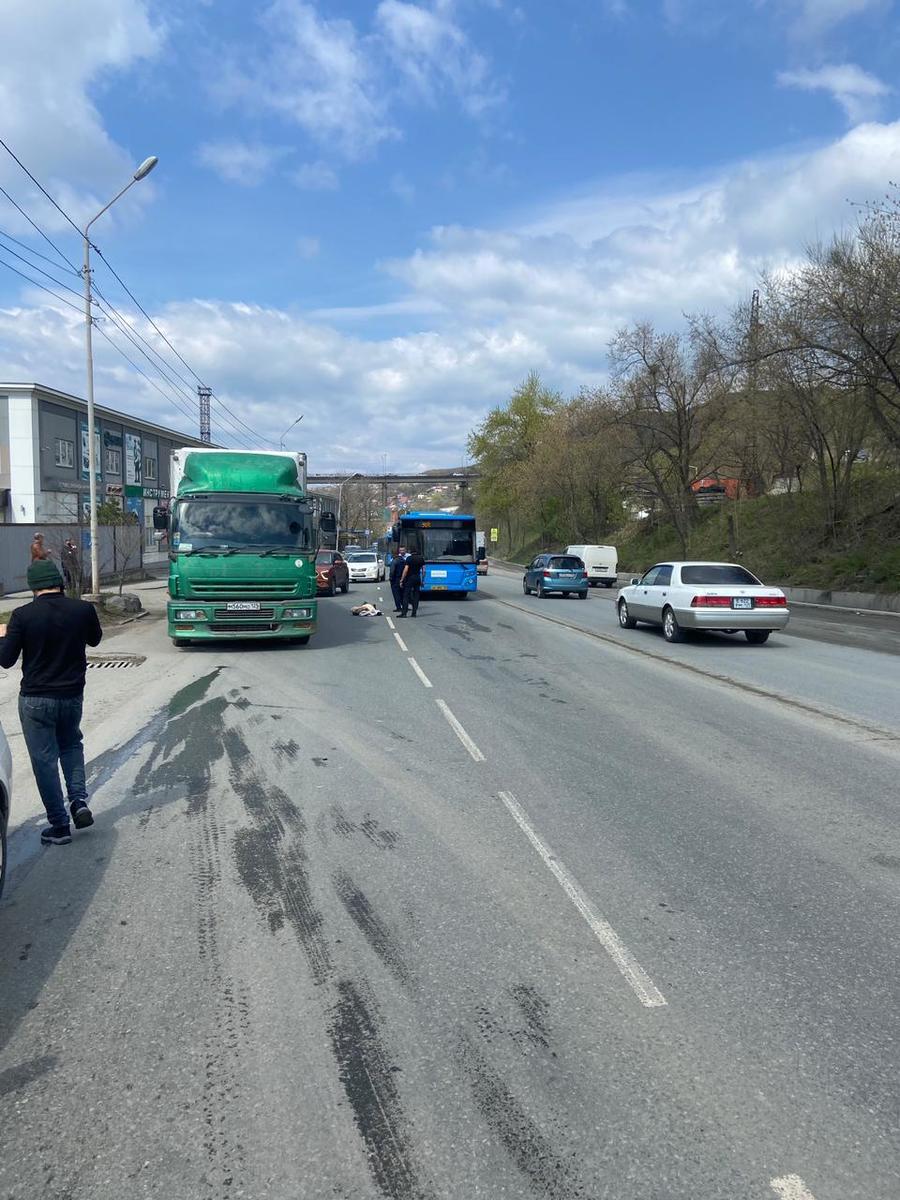 Девушка вышла из автобуса на Снеговой и попала под колёса водовозки (ВИДЕО)  – Новости Владивостока на VL.ru