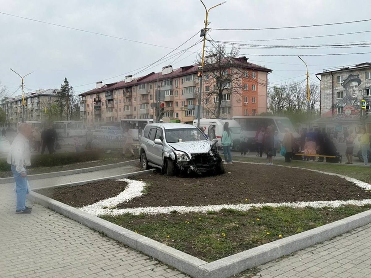 В Артёме Land Cruiser Prado сбил двух человек на автобусной остановке  (ВИДЕО) – Новости Владивостока на VL.ru