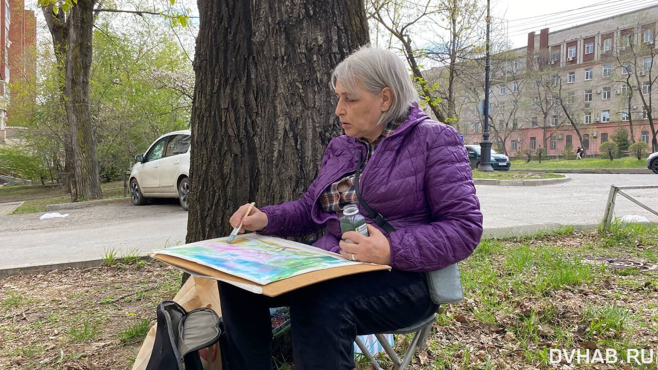 Истории с улиц: художница под деревом на Серышева (ФОТО; ВИДЕО) — Новости  Хабаровска