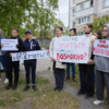 Жители Садгорода вышли с плакатами на митинг — newsvl.ru