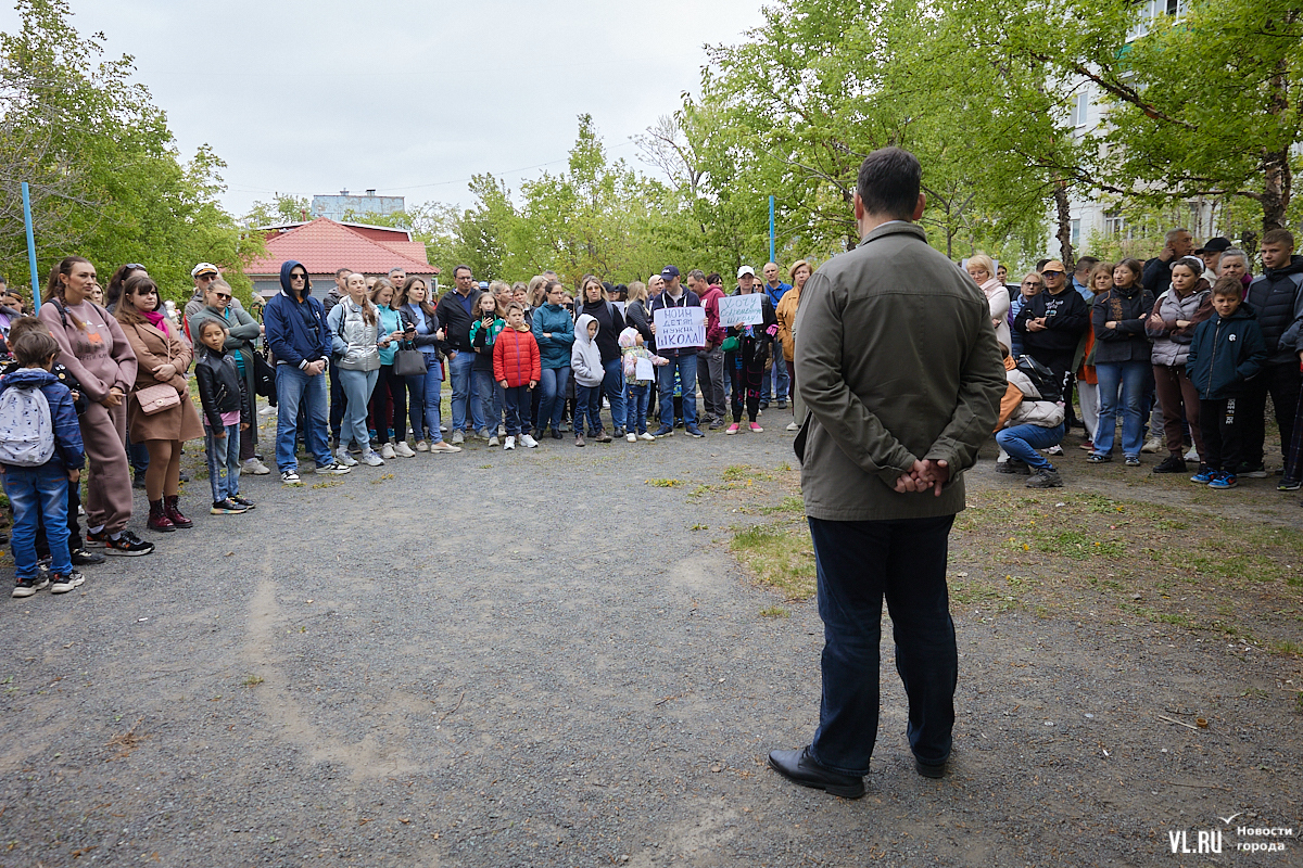 Вернуть заброшенный «Буревестник»: жители Садгорода вышли на митинг из-за  нехватки школ во Владивостоке (ФОТО) – Новости Владивостока на VL.ru