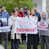 Между собой родители в шутку называют действующую старую школу «церковно-приходской» — newsvl.ru