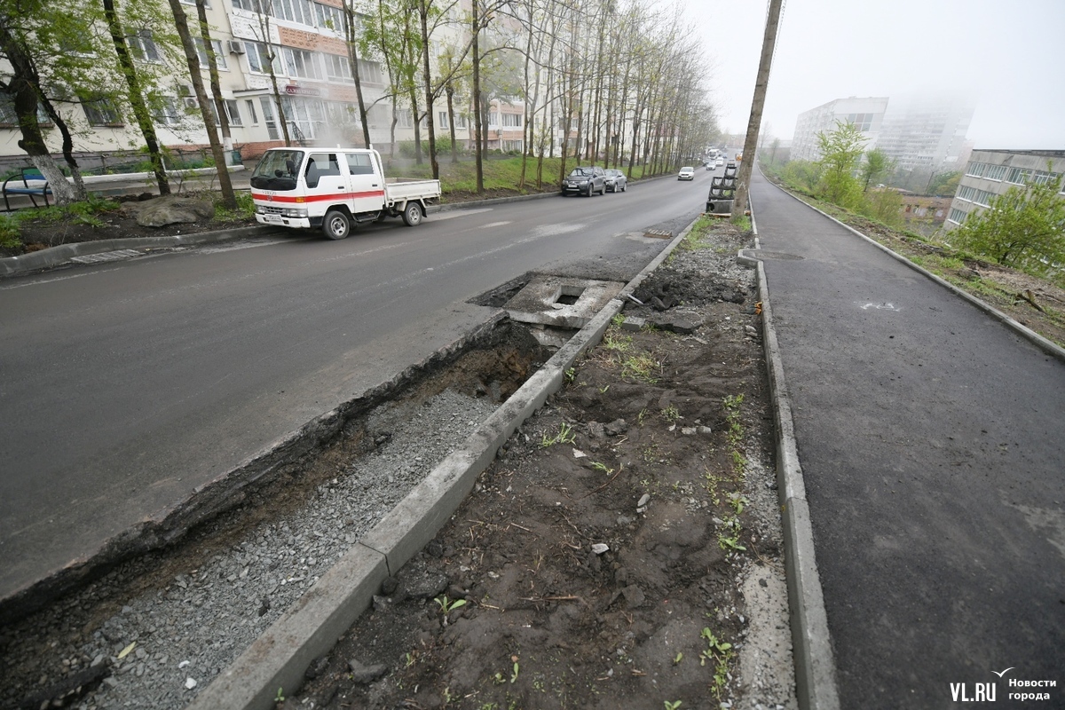 Внедорожник провалился в траншею для ливневой канализации на Нейбута в  темноте и тумане – Новости Владивостока на VL.ru