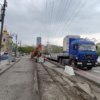 Рядом с автобусной остановкой работает техника — newsvl.ru