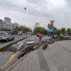 Рабочие выкладывают бордюры по новым границам пешеходной зоны — newsvl.ru