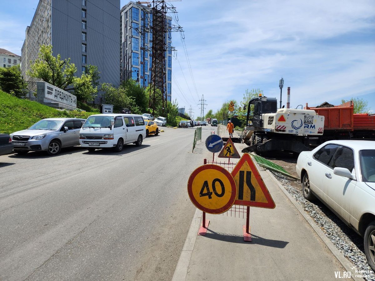 На Авроровской раскопали тротуар, чтобы отремонтировать теплотрассу после  гидравлических испытаний – Новости Владивостока на VL.ru