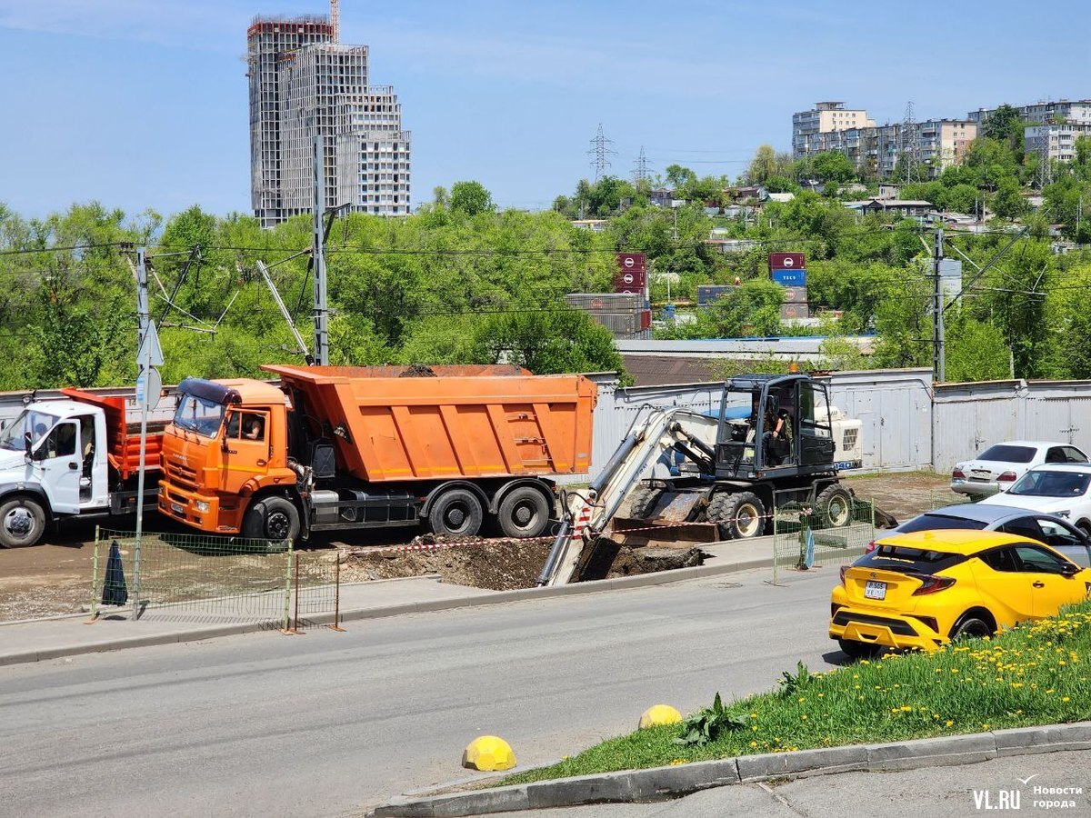 На Авроровской раскопали тротуар, чтобы отремонтировать теплотрассу после  гидравлических испытаний – Новости Владивостока на VL.ru