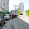 Дворовая дорога узкая, а подъем крутой, но по ним часто срезают путь таксисты и автомобилисты, которые не хотят ехать по «большому кольцу» — newsvl.ru