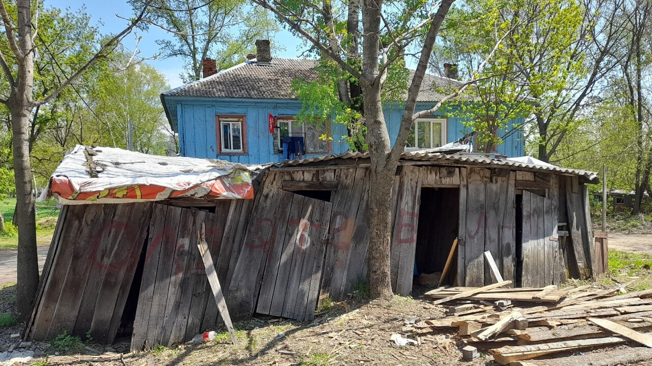 В мусоре и фекалиях утопает барак на «красной линии» Хабаровска (ФОТО) —  Новости Хабаровска