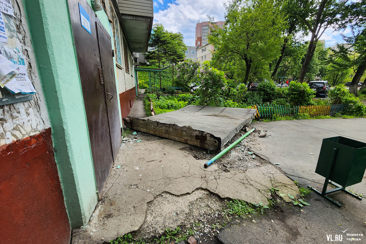 Во Владивостоке обрушился бетонный козырёк подъезда дома на Острякова  (ФОТО) – Новости Владивостока на VL.ru