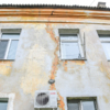 С тыльной стороны дома – тоже трещина на всю высоту. Она идёт почти параллельно фасадной трещине  — newsvl.ru