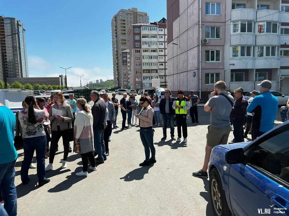 Жители Зелёного Угла во Владивостоке вышли защищать свои шлагбаумы от  чиновников с болгарками – Новости Владивостока на VL.ru