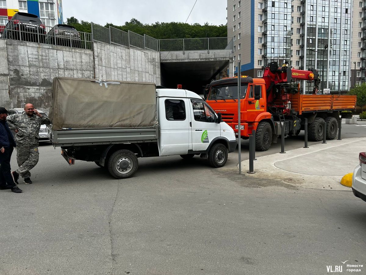 Жители Зелёного Угла во Владивостоке вышли защищать свои шлагбаумы от  чиновников с болгарками – Новости Владивостока на VL.ru