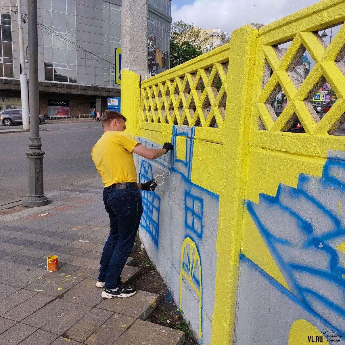 В одно окно смотрели двое». В центре Владивостока появился ещё один  студенческий мурал (ВИДЕО; ФОТО) – Новости Владивостока на VL.ru