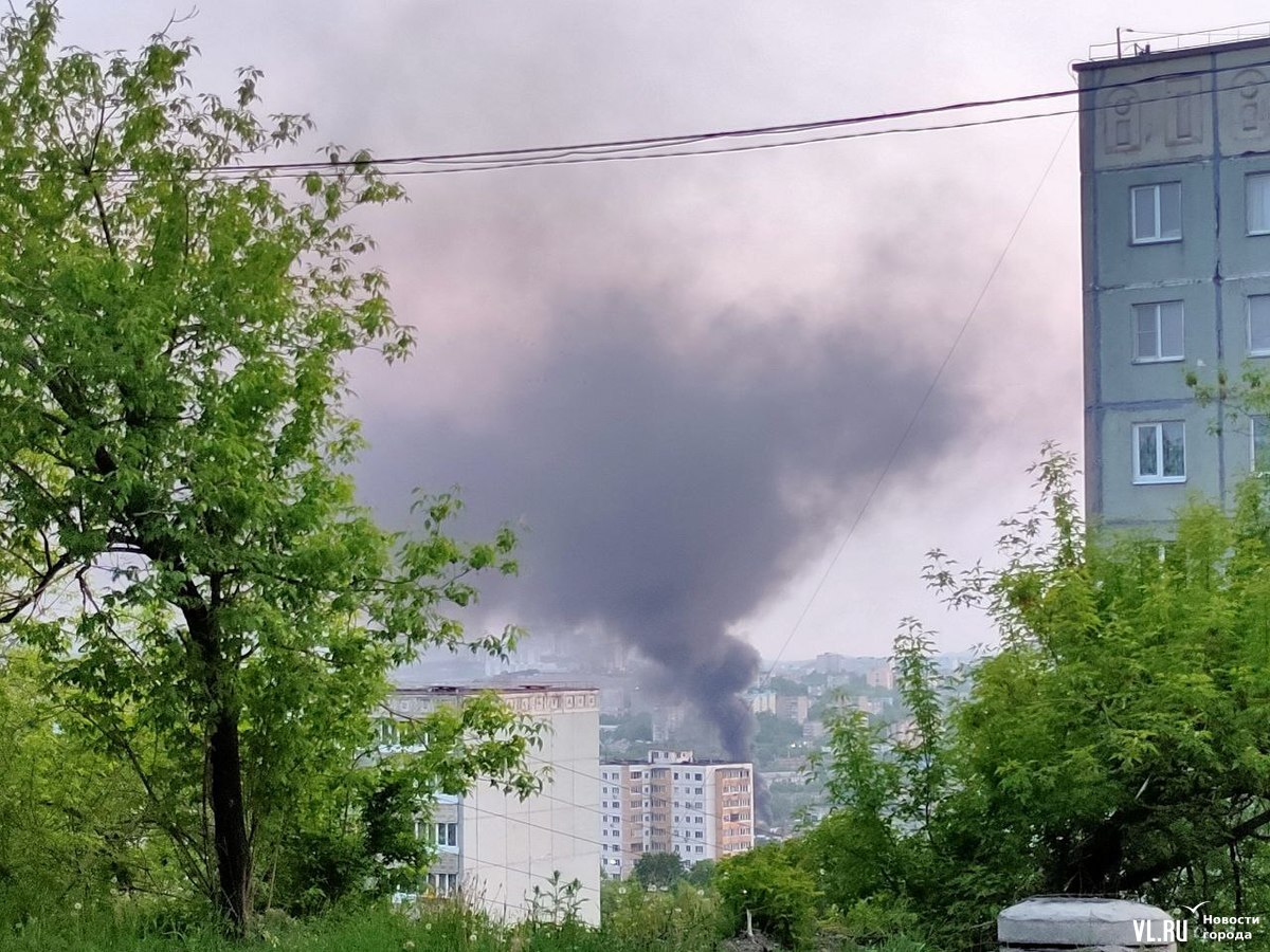 Владивосток ненадолго затянул чёрный дым горящей теплотрассы – Новости  Владивостока на VL.ru