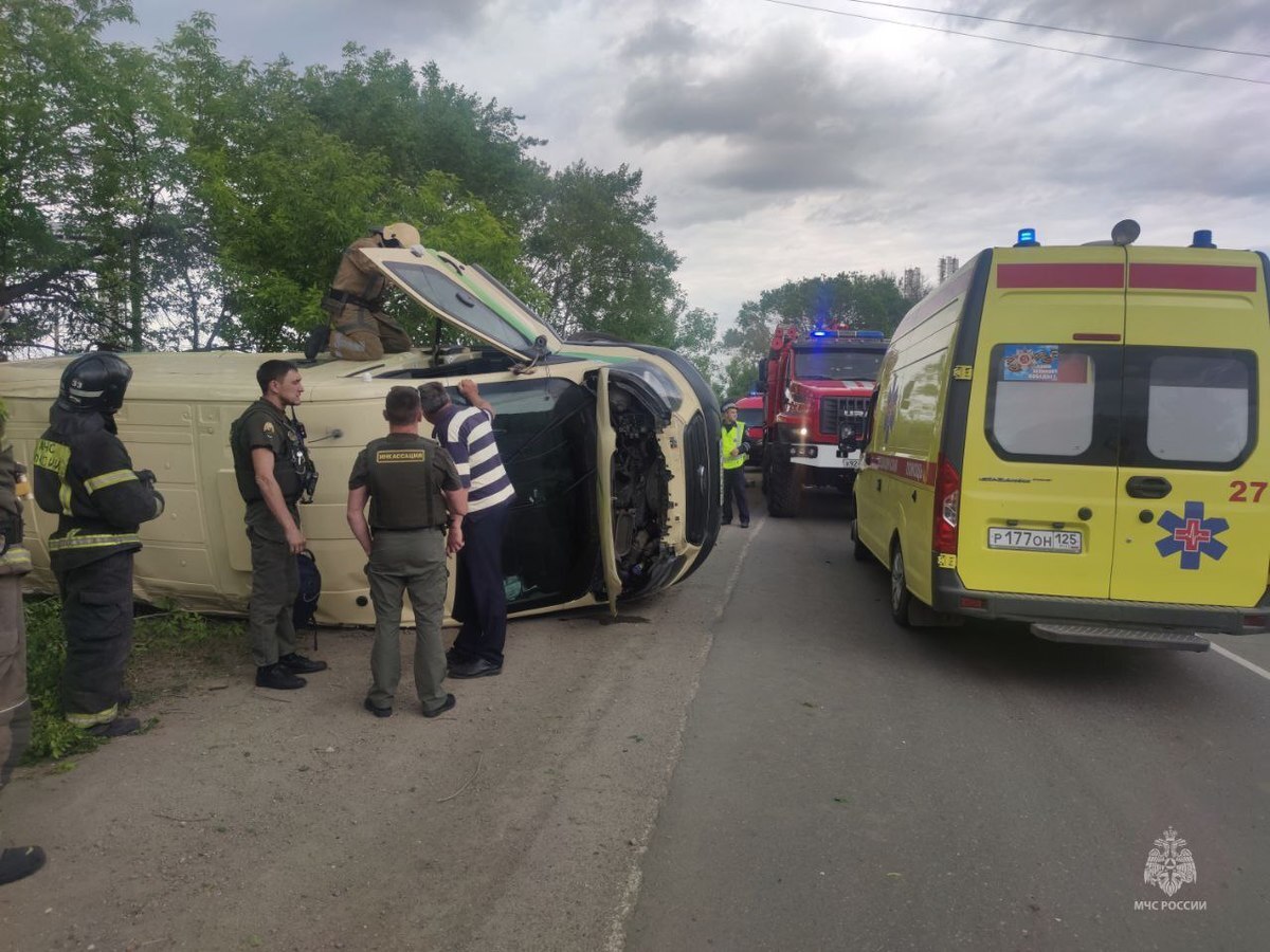 В Уссурийске пожарные поставили на колёса инкассаторский фургон, угодивший  в ДТП (ФОТО) – Новости Владивостока на VL.ru