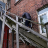 Так выглядела лестница к квартире на втором этаже до ремонта — newsvl.ru