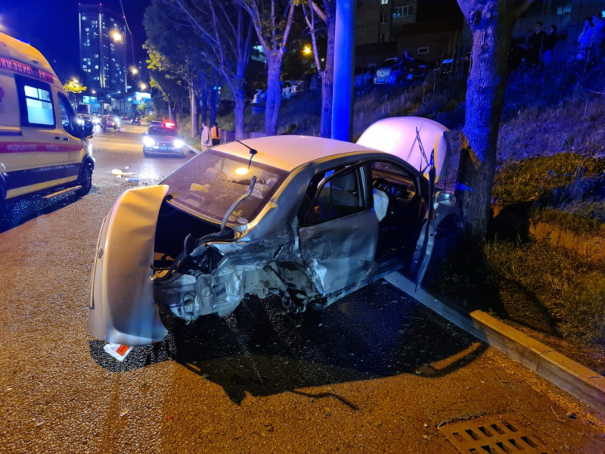 В ДТП на Народном проспекте погибли две 17-летние девушки, водитель был без  прав – Новости Владивостока на VL.ru