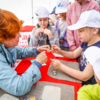 Детей учили делать поделки из бисера — newsvl.ru