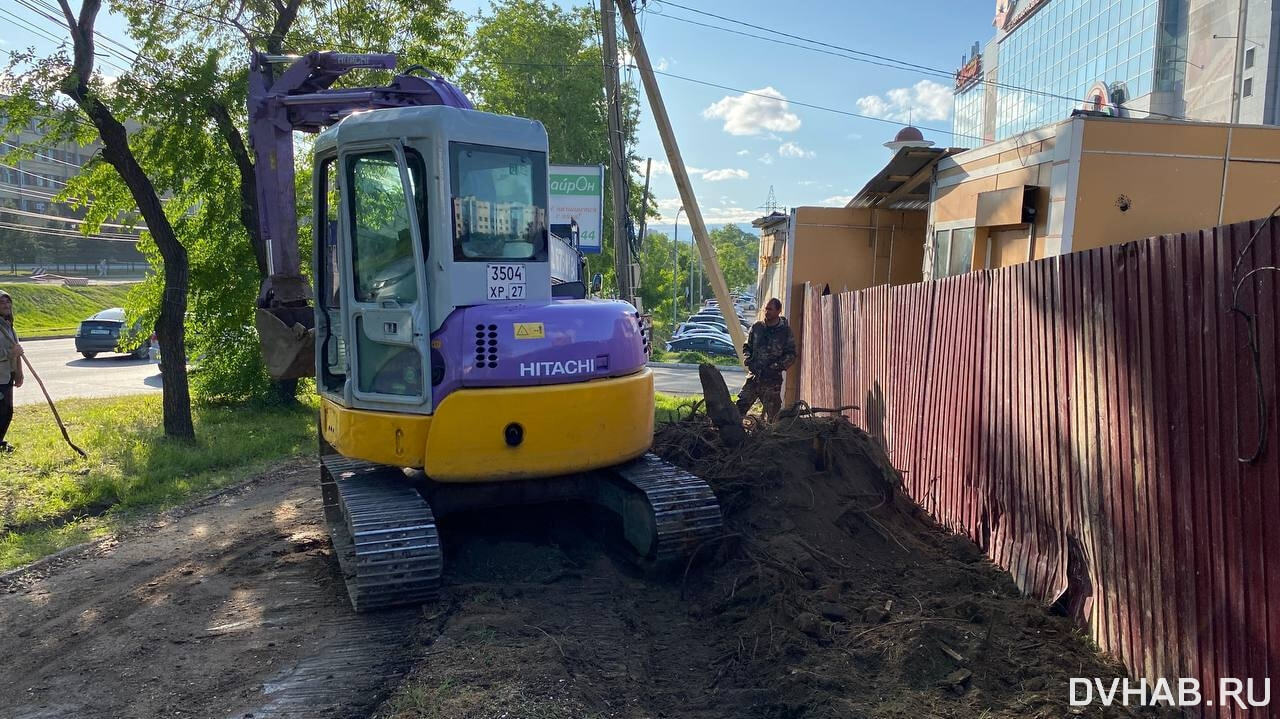 Перегородили тротуар и угрожали ковшом рабочие цветочного магазина (ФОТО;  ВИДЕО) — Новости Хабаровска