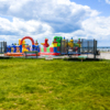 Пляж в парке культуры и отдыха им. Лазо. В парке есть батуты, скалодром, площадка для волейбола — newsvl.ru