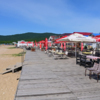 Пляж на Шаморе. На всех трёх пляжах Шаморы много кафе – крытых и с верандами — newsvl.ru