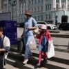 Люди приходили целыми семьями, волонтёры помогали добраться до палаток мамам с колясками и донести большие пакеты — newsvl.ru