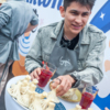 Затем началось то, ради чего многие и пришли, – поедание хинкали на скорость — newsvl.ru