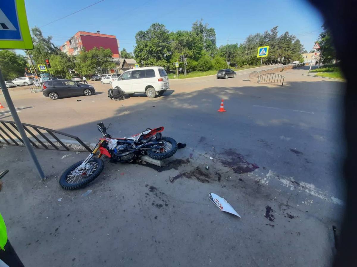 В Арсеньеве мотоциклист на регулируемом перекрёстке врезался в микроавтобус  (ФОТО; ВИДЕО) – Новости Владивостока на VL.ru